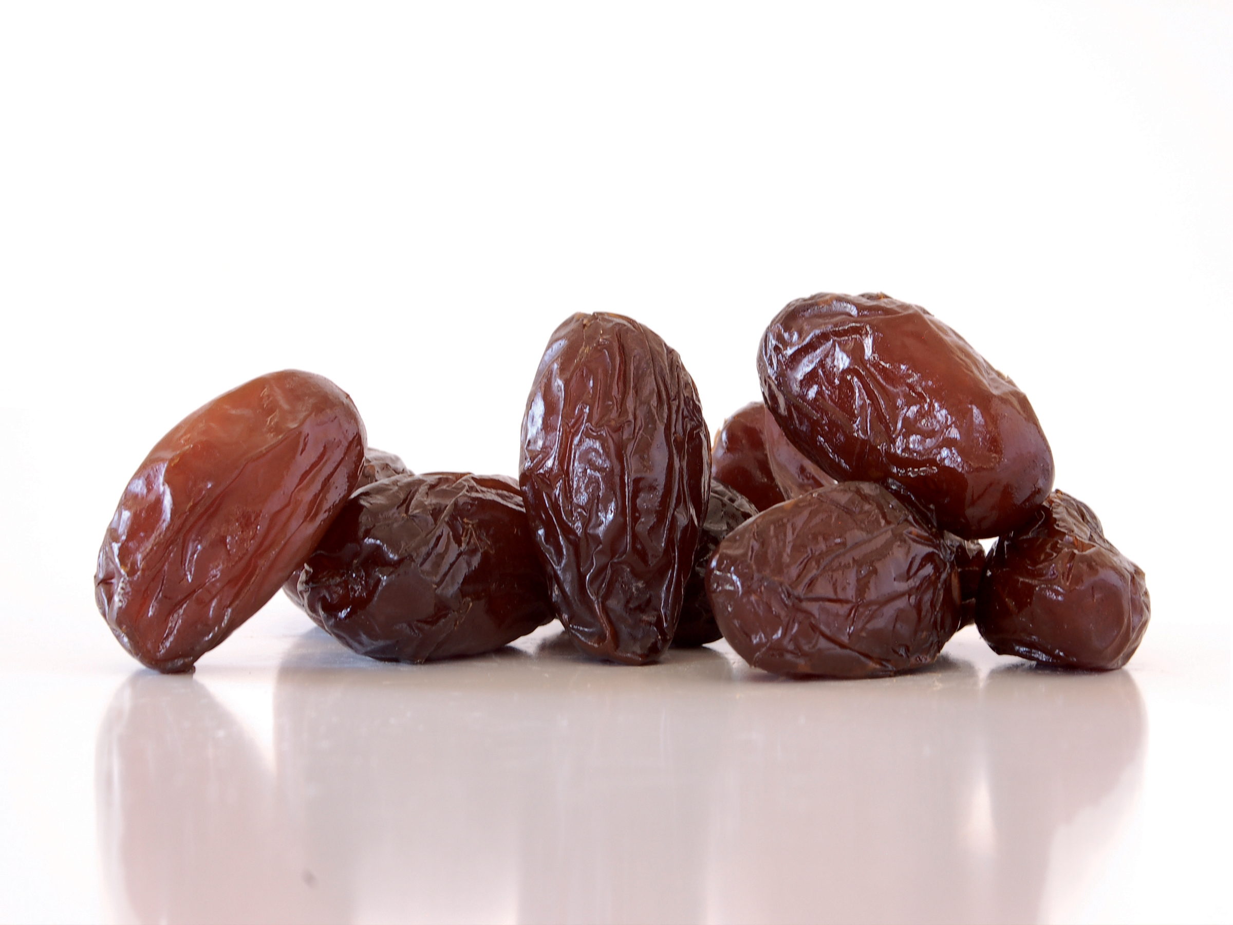 7 dates. Финики мамбрум. Финики без фона. Финики текстура. Финики горсть.